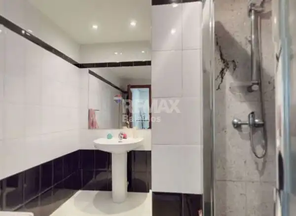 Bathroom of Flat for sale in Vigo   with Heating, Parquet flooring and Storage room