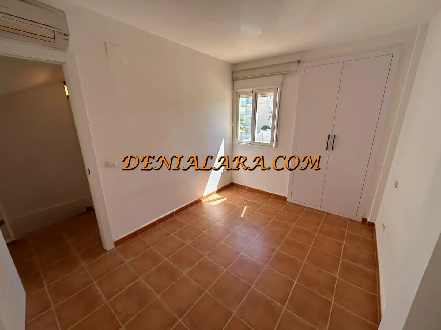 Einfamilien-Reihenhaus zur Miete in Dénia mit Klimaanlage, Privatgarten und Terrasse