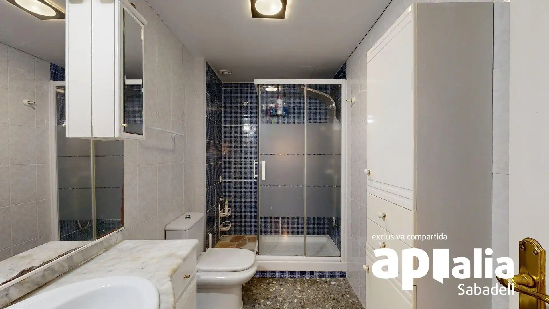 Baño de Casa adosada en venta en Barberà del Vallès con Calefacción, Terraza y Balcón