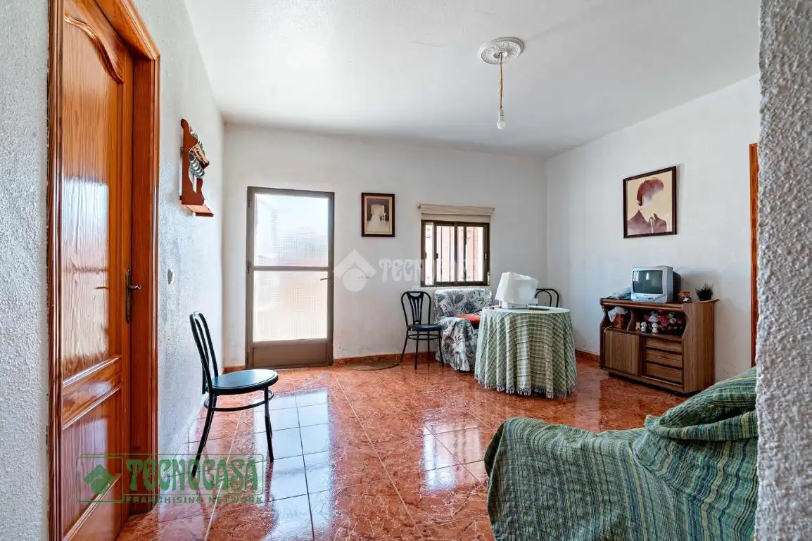 Sala d'estar de Casa adosada en venda en El Ejido amb Aire condicionat, Jardí privat i Moblat