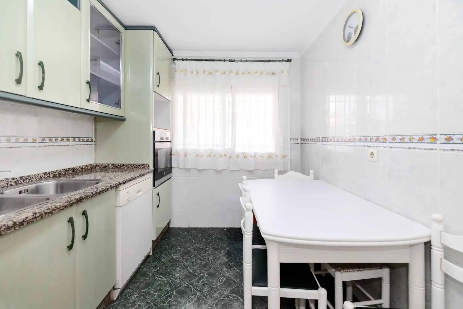 Cuina de Casa adosada en venda en Marbella amb Terrassa i Traster
