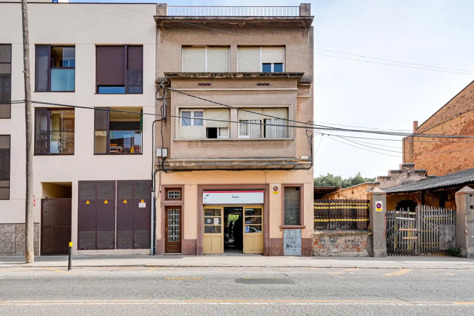 Vista exterior de Edifici en venda en Sant Feliu de Llobregat