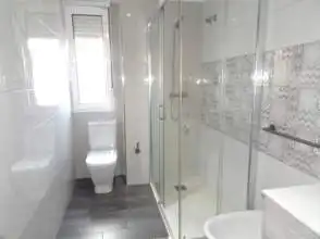 Badezimmer von Wohnung zur Miete in Gijón  mit Heizung, Parkett und Möbliert