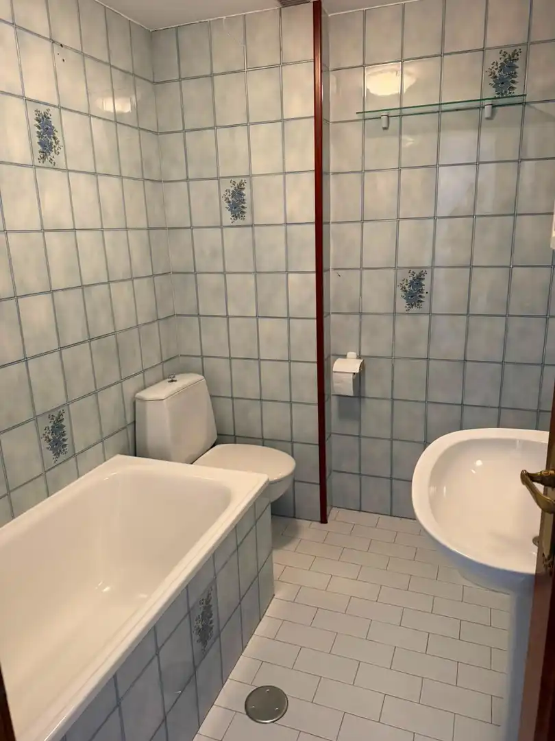 Baño de Piso de alquiler en A Coruña Capital  con Calefacción y Parquet
