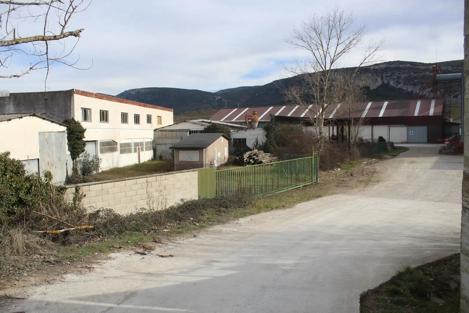 Außenansicht von Fabrikhallen zum Verkauf in Lumbier