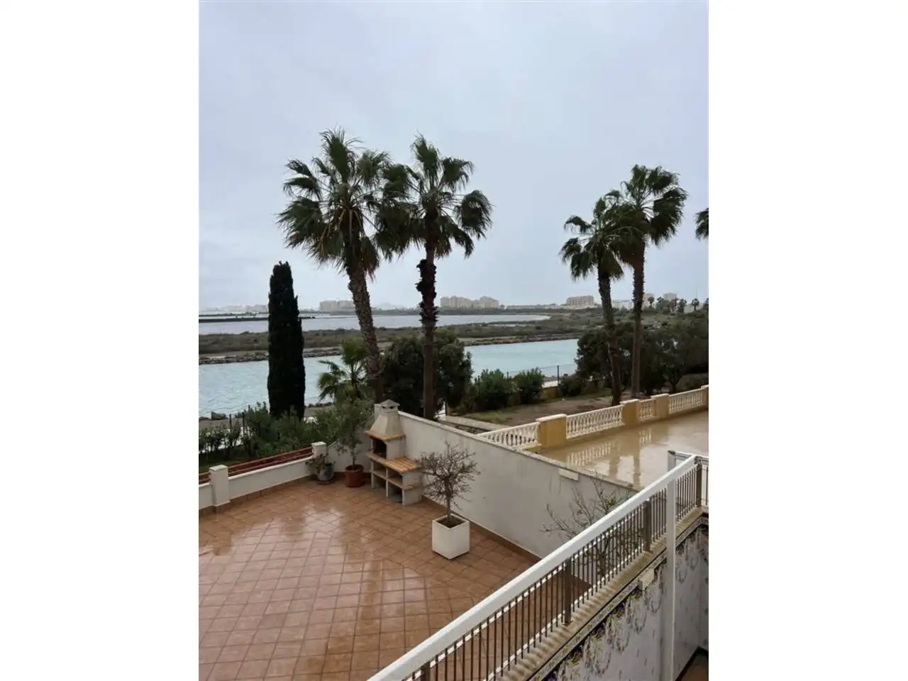 Vista exterior de Casa adosada en venda en La Manga del Mar Menor amb Aire condicionat, Terrassa i Moblat