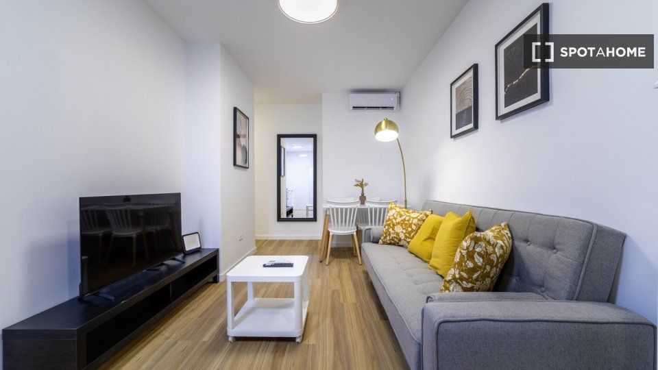 Living room of Flat to rent in  Madrid Capital  with Air Conditioner, Heating and Furnished