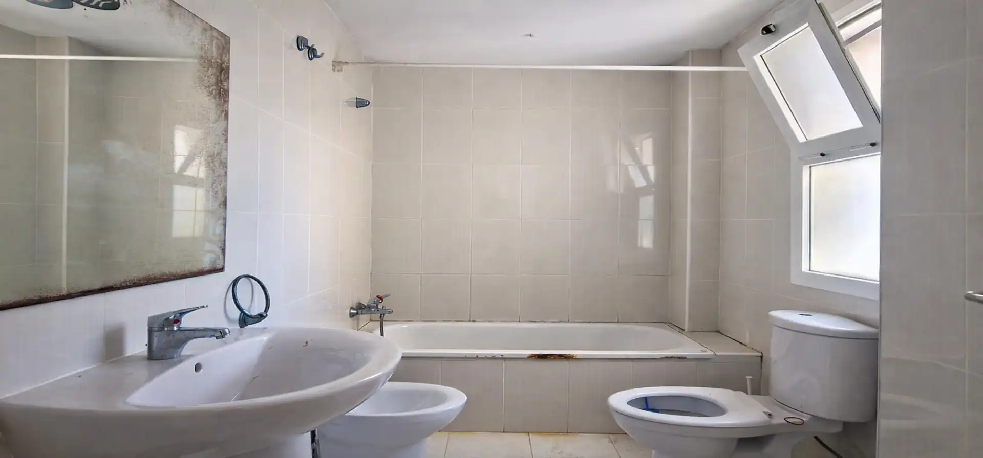 Badezimmer von Maisonette zum Verkauf in La Línea de la Concepción mit Terrasse