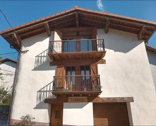 Vista exterior de Casa o xalet en venda en Larraun amb Terrassa i Balcó