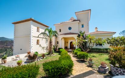 Vista exterior de Casa o xalet en venda en Estepona amb Aire condicionat, Jardí privat i Terrassa