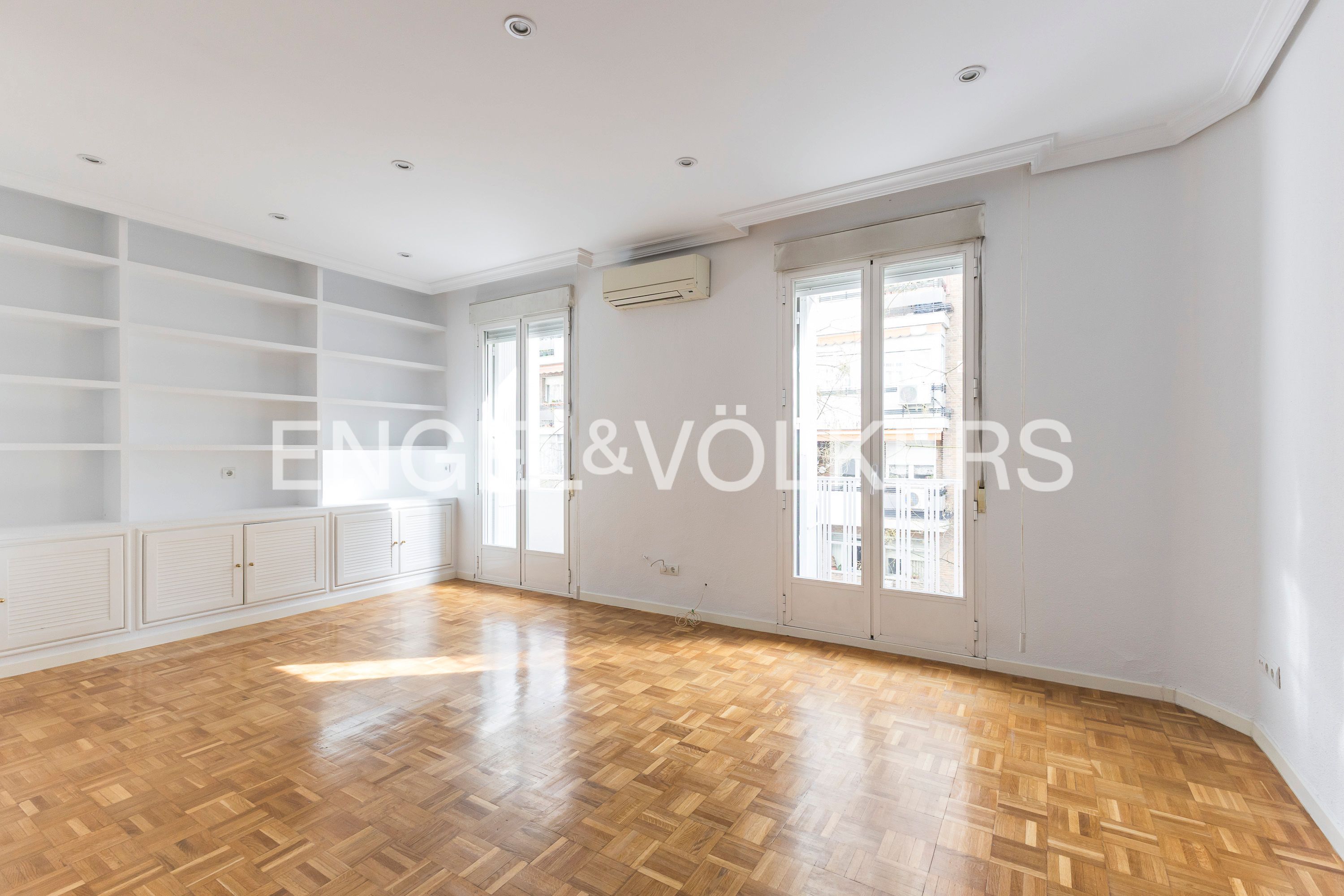 Living room of Flat for rent in  Madrid Capital  with Air Conditioner, Heating and Parquet flooring