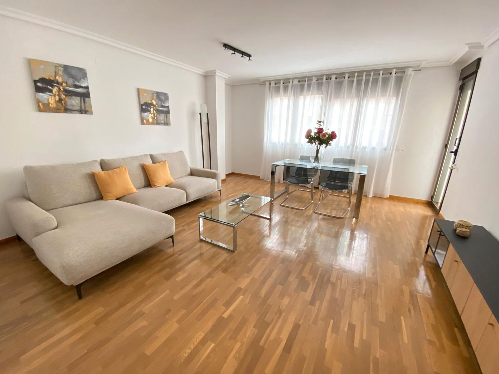 Sala d'estar de Pis de lloguer en  Albacete Capital amb Calefacció, Parquet i Traster