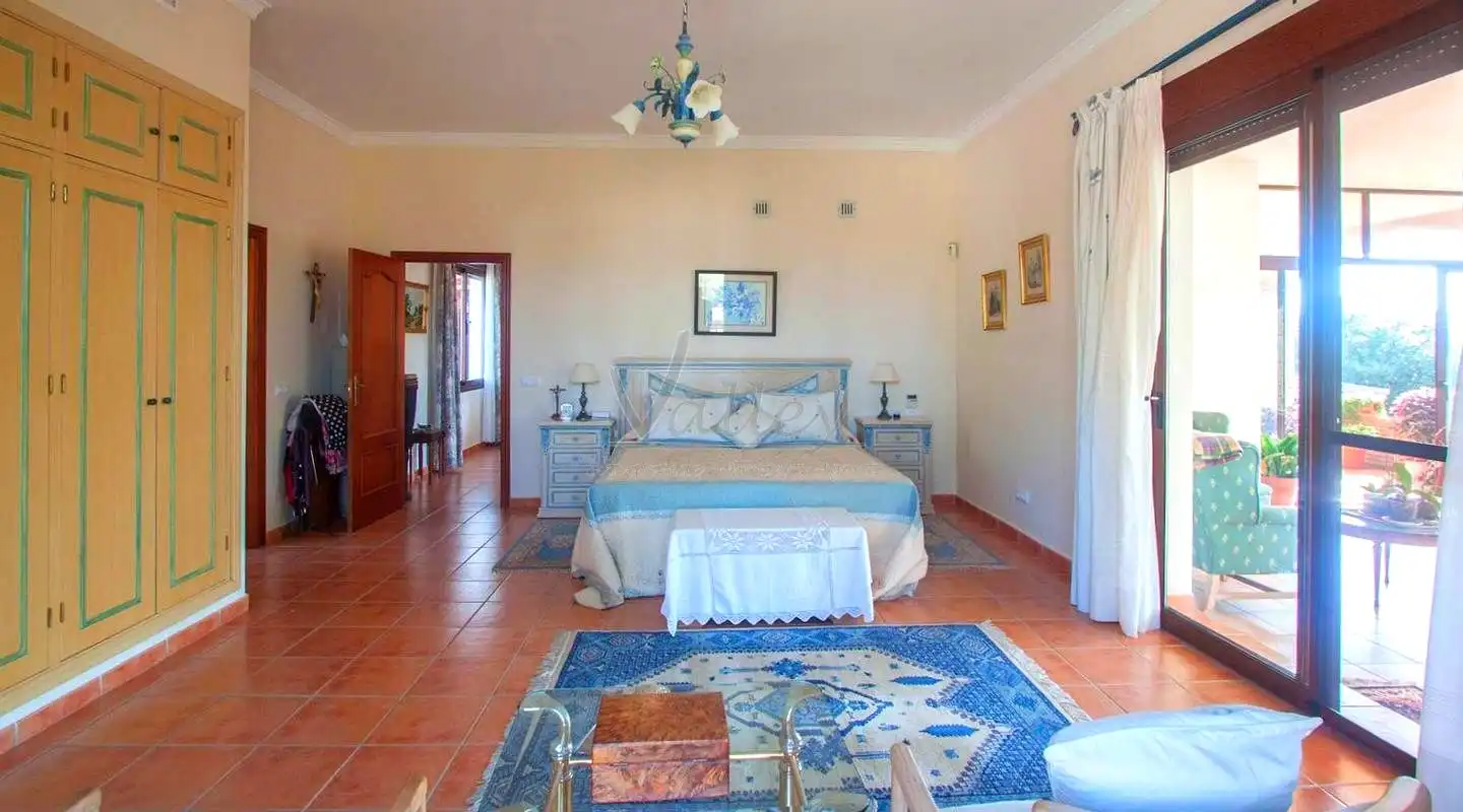 Dormitori de Finca rústica en venda en Estepona amb Jardí privat, Terrassa i Traster