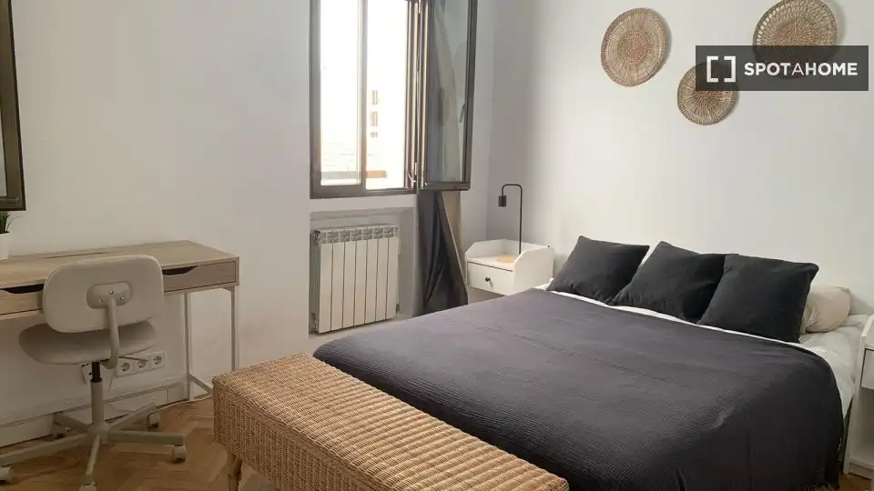 Bedroom of Flat for share in Madrid  with Air Conditioner, Heating and Furnished