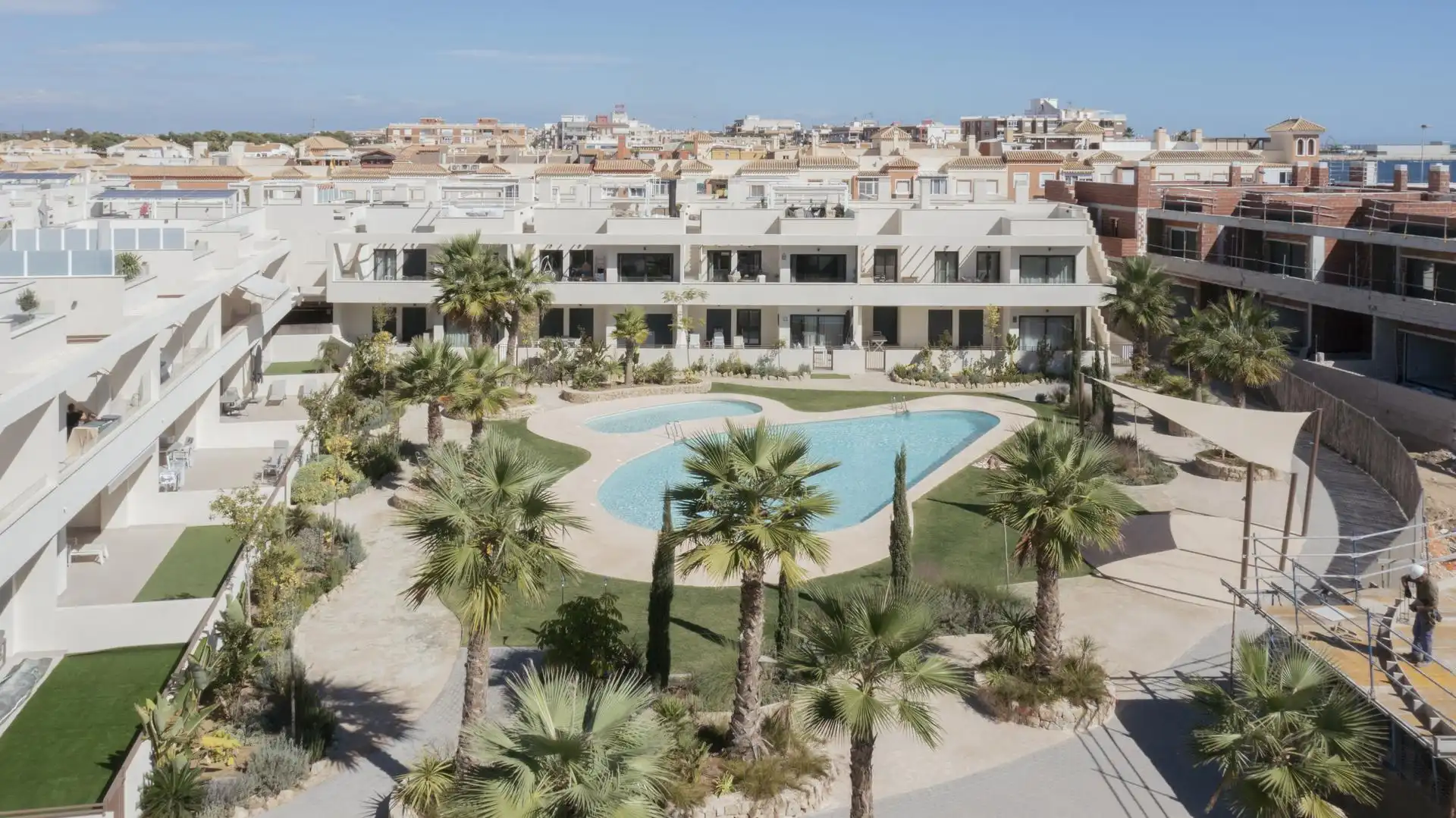 Vista exterior de Casa adosada en venda en Torrevieja amb Alarma i Piscina comunitària