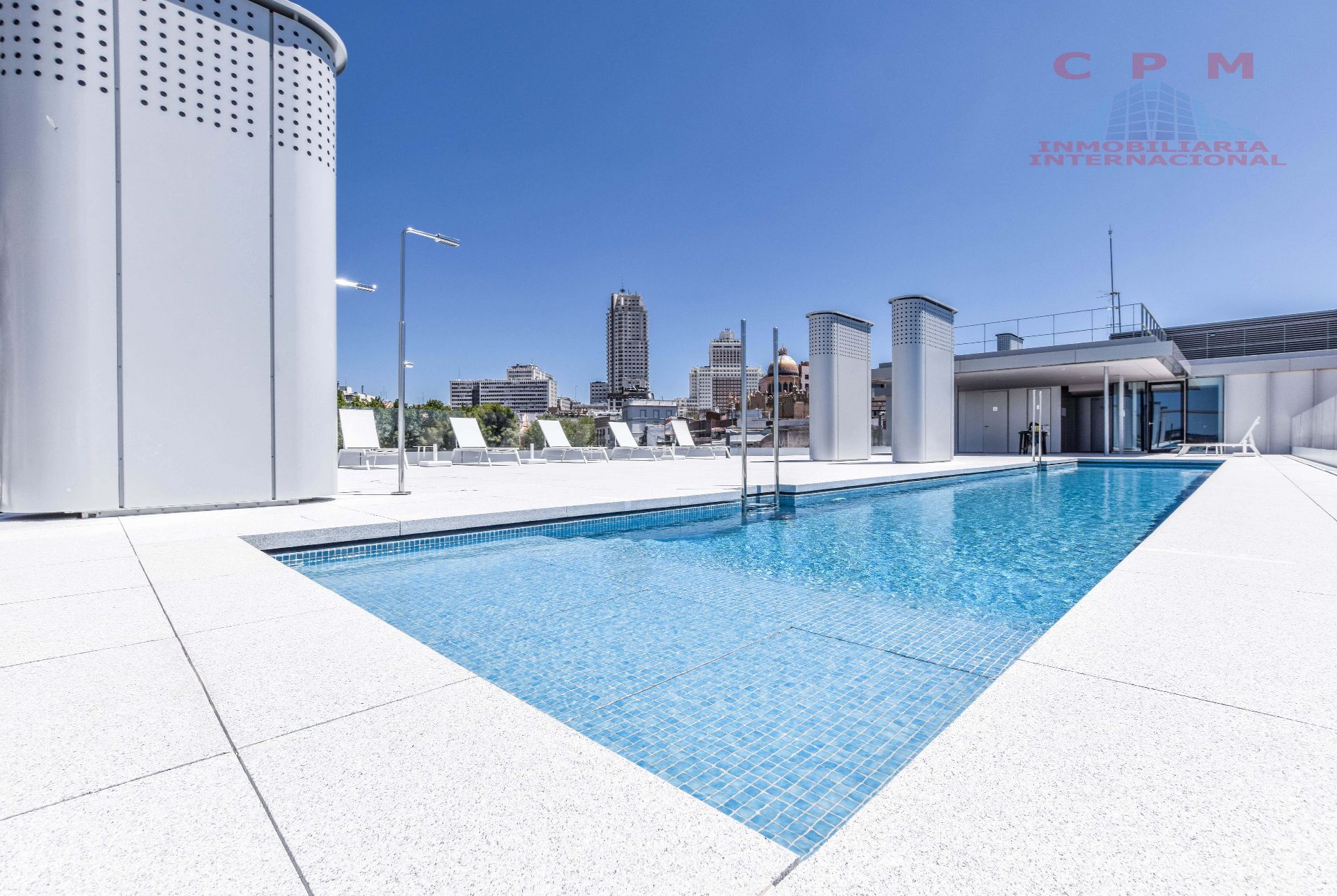 Swimming pool of Flat to rent in  Madrid Capital  with Air Conditioner, Heating and Parquet flooring