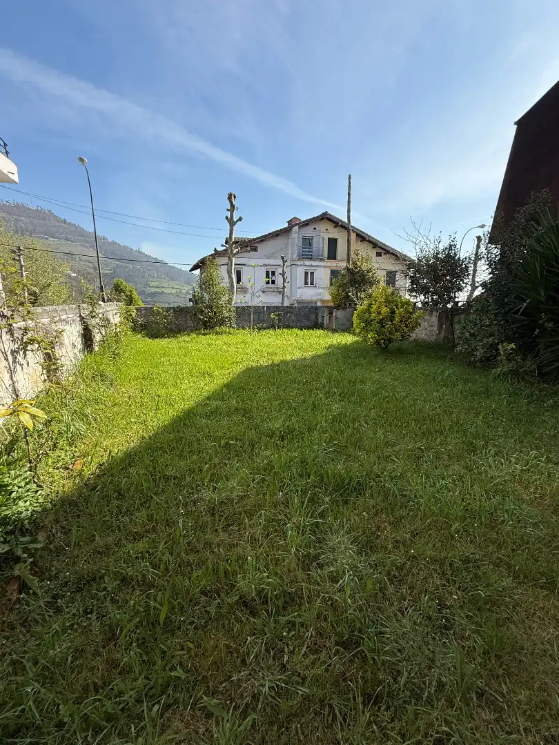 Casa o xalet en venda en Oviedo  amb Jardí privat