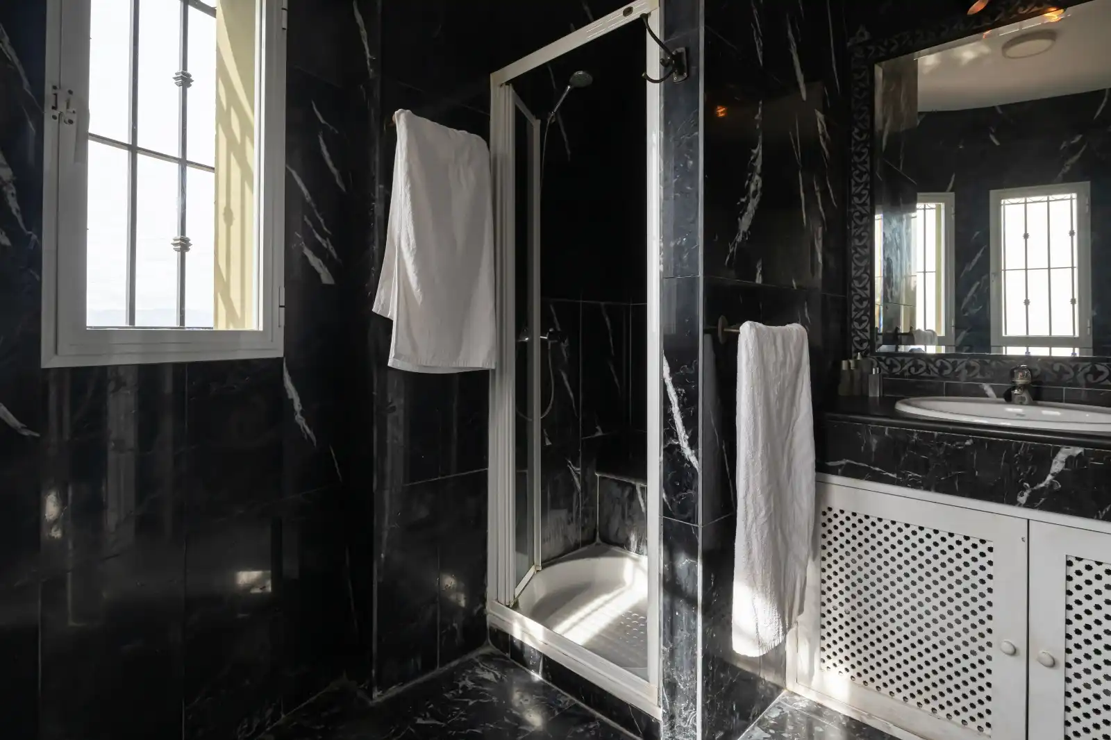 Bany de Casa o xalet en venda en Málaga amb Aire condicionat, Calefacció i Jardí privat