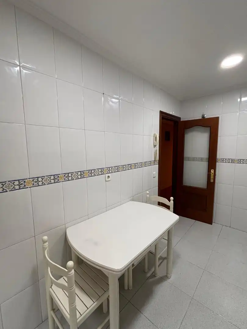 Cuina de Pis en venda en Oviedo  amb Calefacció, Parquet i Traster