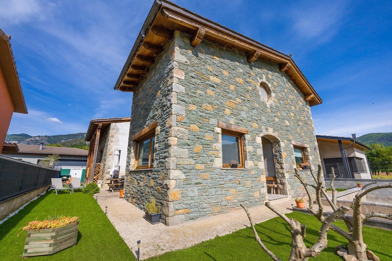 Vista exterior de Casa o chalet en venta en La Vall d'en Bas con Aire acondicionado, Terraza y Balcón