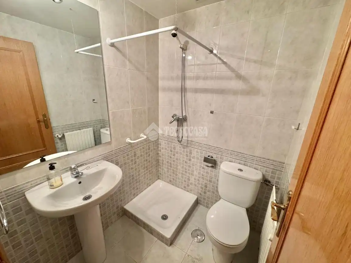 Bathroom of Flat for sale in Madrid  with Heating and Community pool