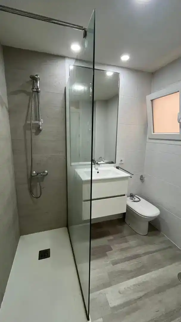 Badezimmer von Wohnung zur Miete in Torrevieja mit Klimaanlage und Balkon