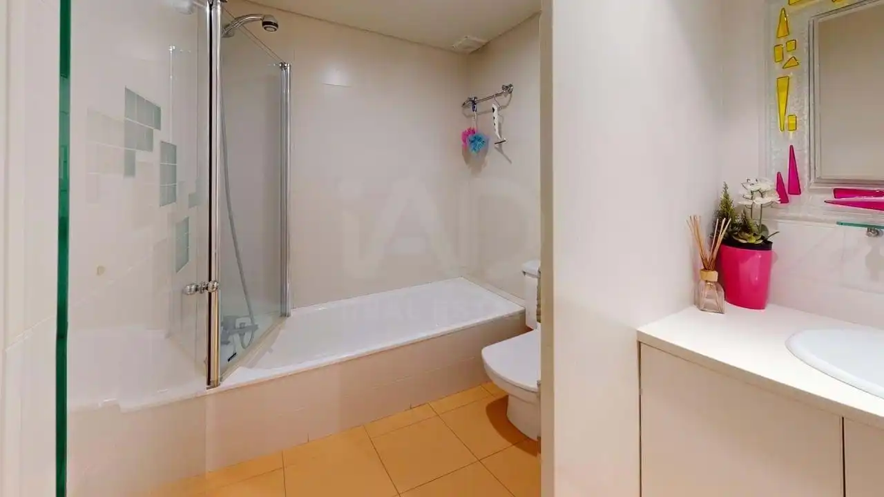 Badezimmer von Wohnung zum Verkauf in Canet de Mar mit Klimaanlage, Heizung und Terrasse