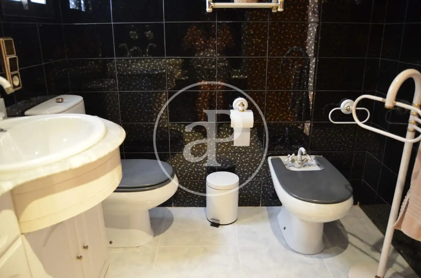 Baño de Piso de alquiler en Valencia con Amueblado y Balcón