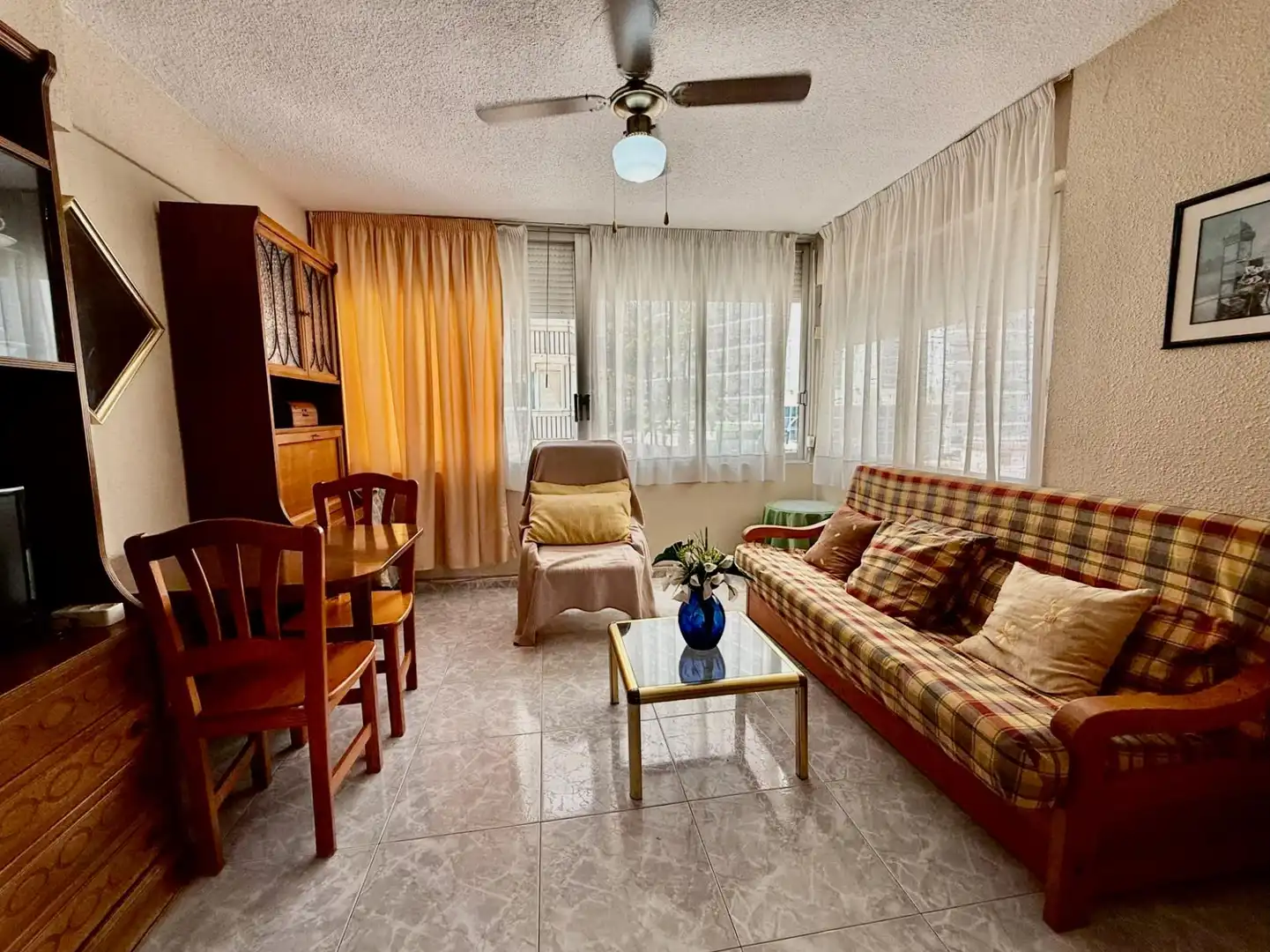 Sala d'estar de Estudi en venda en Benidorm amb Moblat i Piscina comunitària