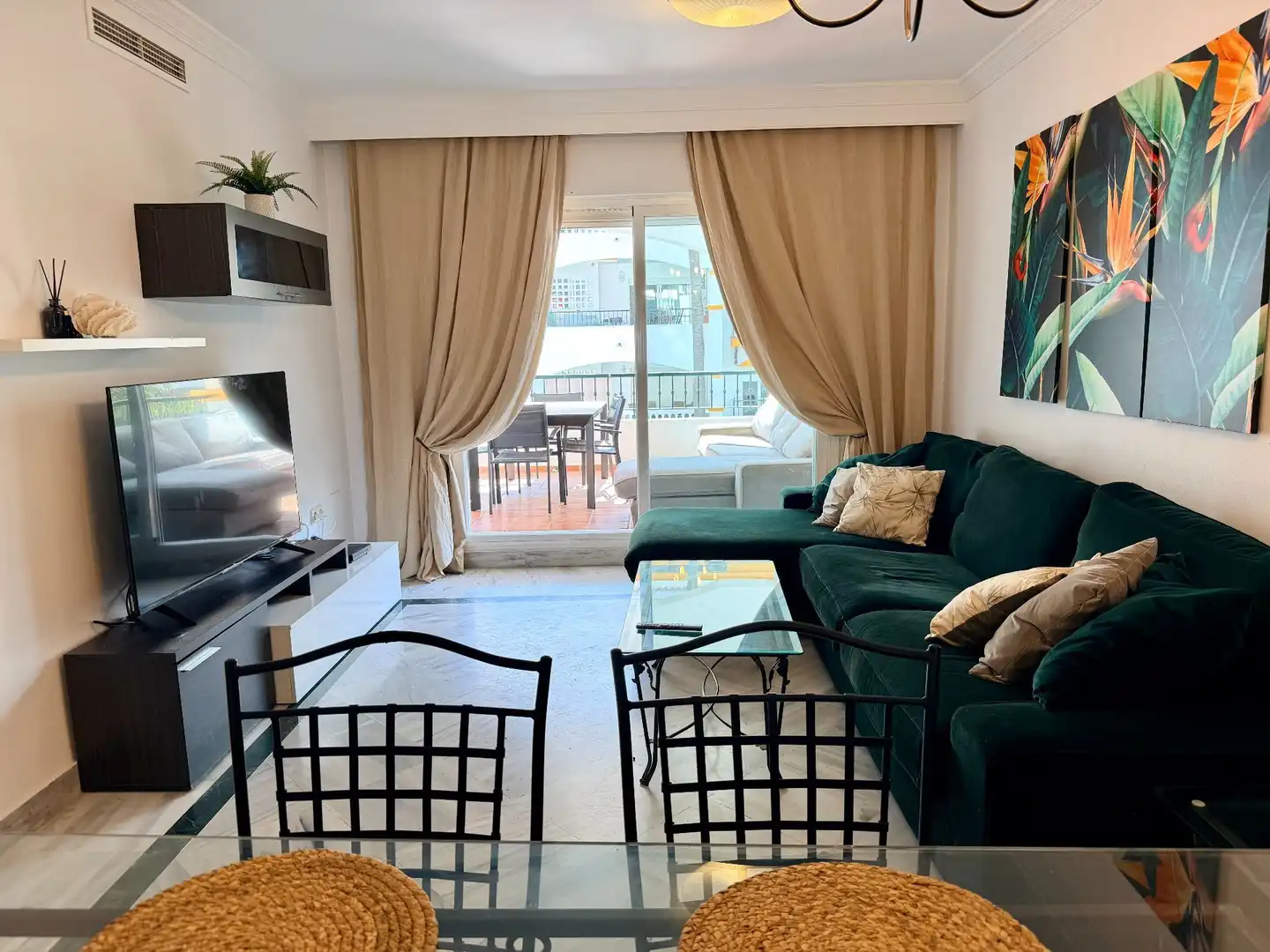 Sala d'estar de Apartament de lloguer en Marbella amb Aire condicionat, Moblat i Piscina comunitària