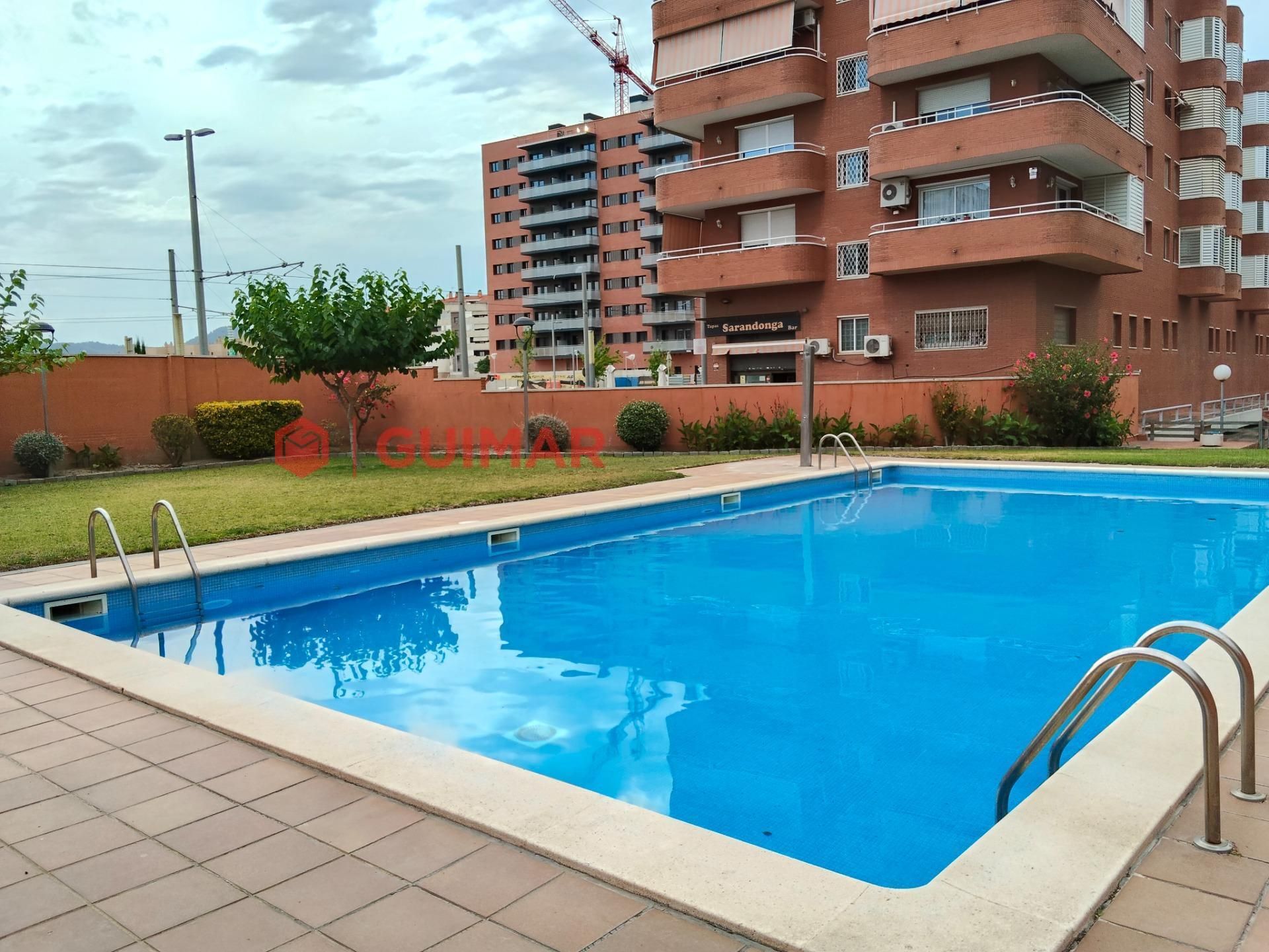 Swimming pool of Flat for sale in Cornellà de Llobregat  with Air Conditioner, Heating and Private garden