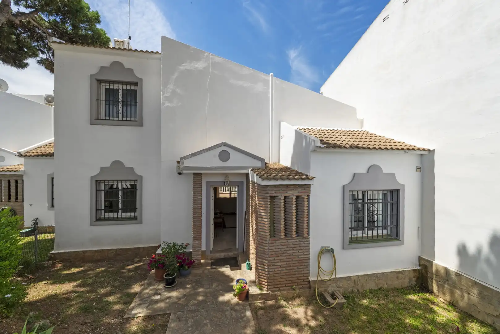 Vista exterior de Casa adosada en venda en Mijas amb Aire condicionat, Jardí privat i Terrassa