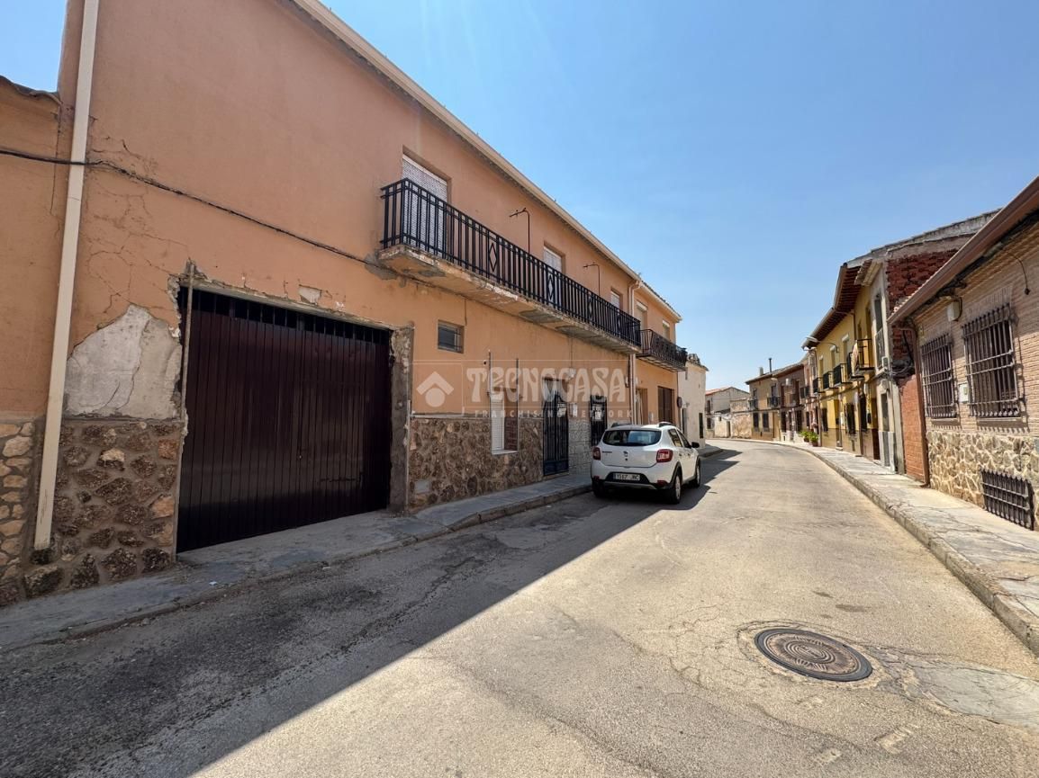 Exterior view of Single-family semi-detached for sale in Dosbarrios