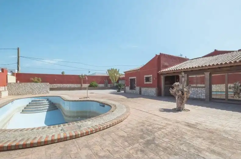 Vista exterior de Casa o chalet en venta en La Línea de la Concepción con Terraza, Trastero y Piscina
