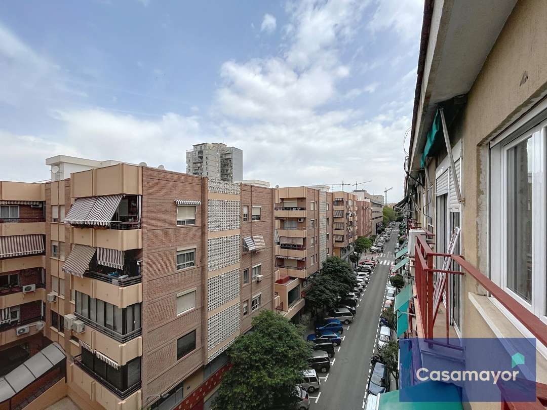Vista exterior de Pis en venda en Alicante / Alacant amb Aire condicionat, Terrassa i Moblat