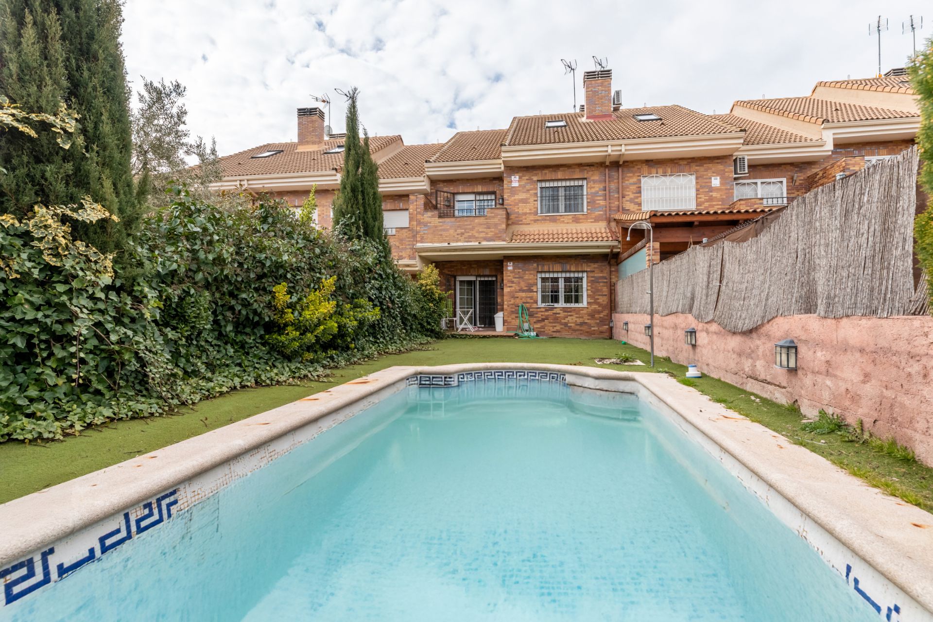 Swimming pool of Single-family semi-detached for sale in Arroyomolinos (Madrid)  with Air Conditioner, Heating and Private garden