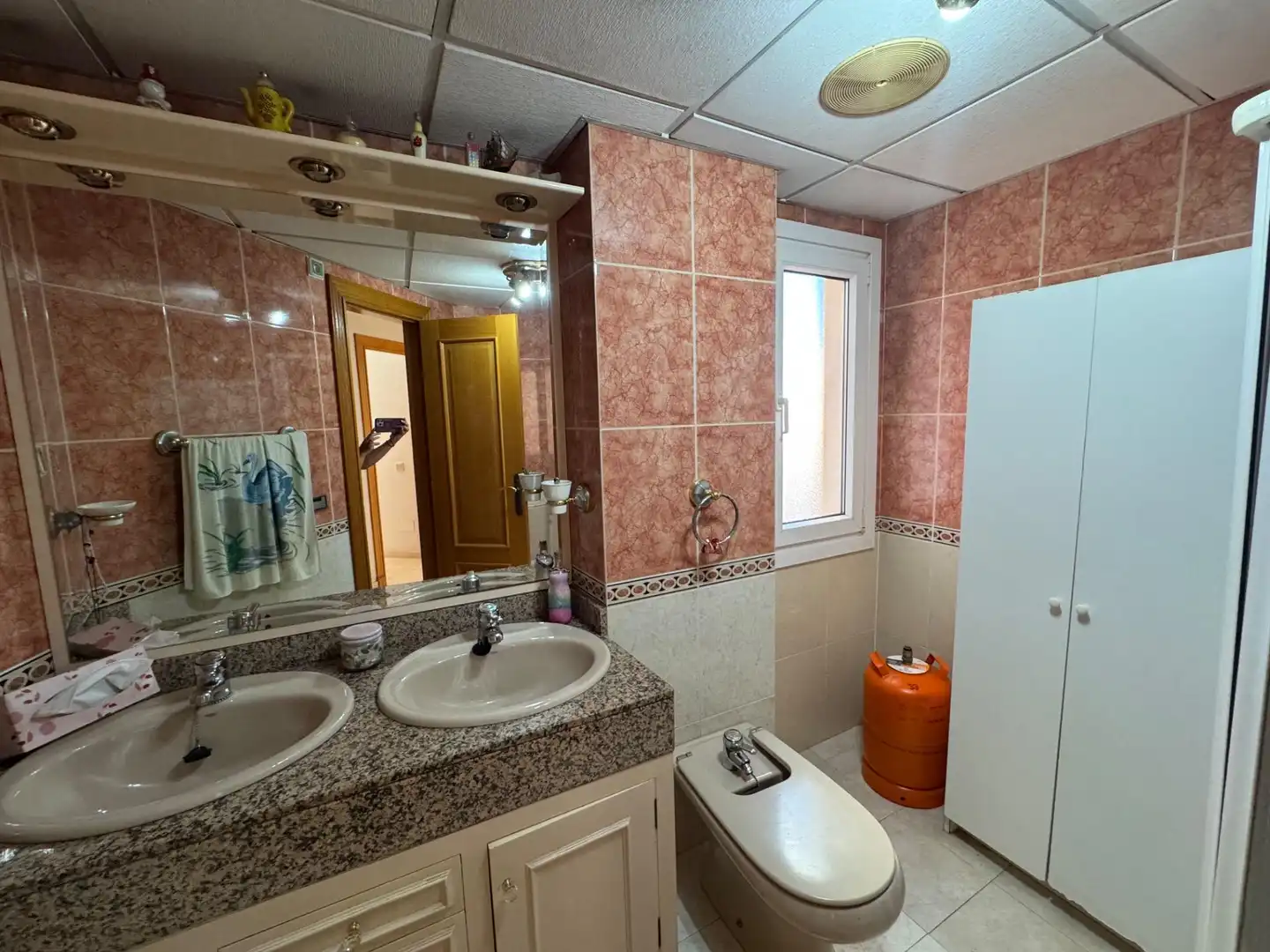 Bathroom of Flat for sale in Almería  with Air Conditioner and Storage room