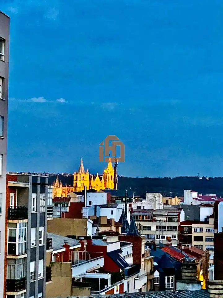 Vista exterior de Pis de lloguer en León Capital  amb Calefacció, Parquet i Traster