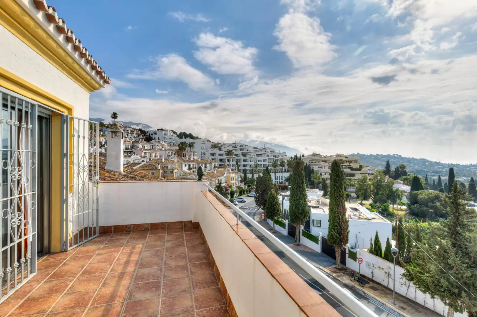 Vista exterior de Casa adosada en venda en Mijas amb Aire condicionat, Calefacció i Terrassa