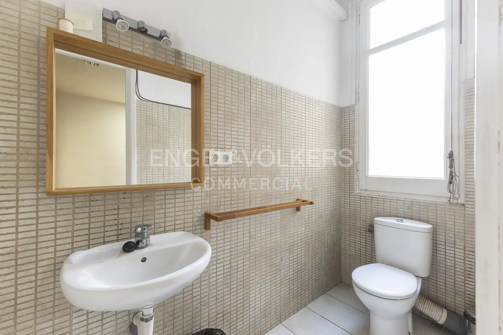 Bathroom of Office for rent in Barcelona  with Air Conditioner and Heating