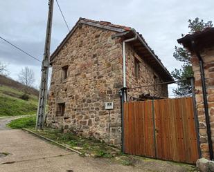 Vista exterior de Casa o xalet en venda en Barruelo de Santullán amb Calefacció, Jardí privat i Parquet