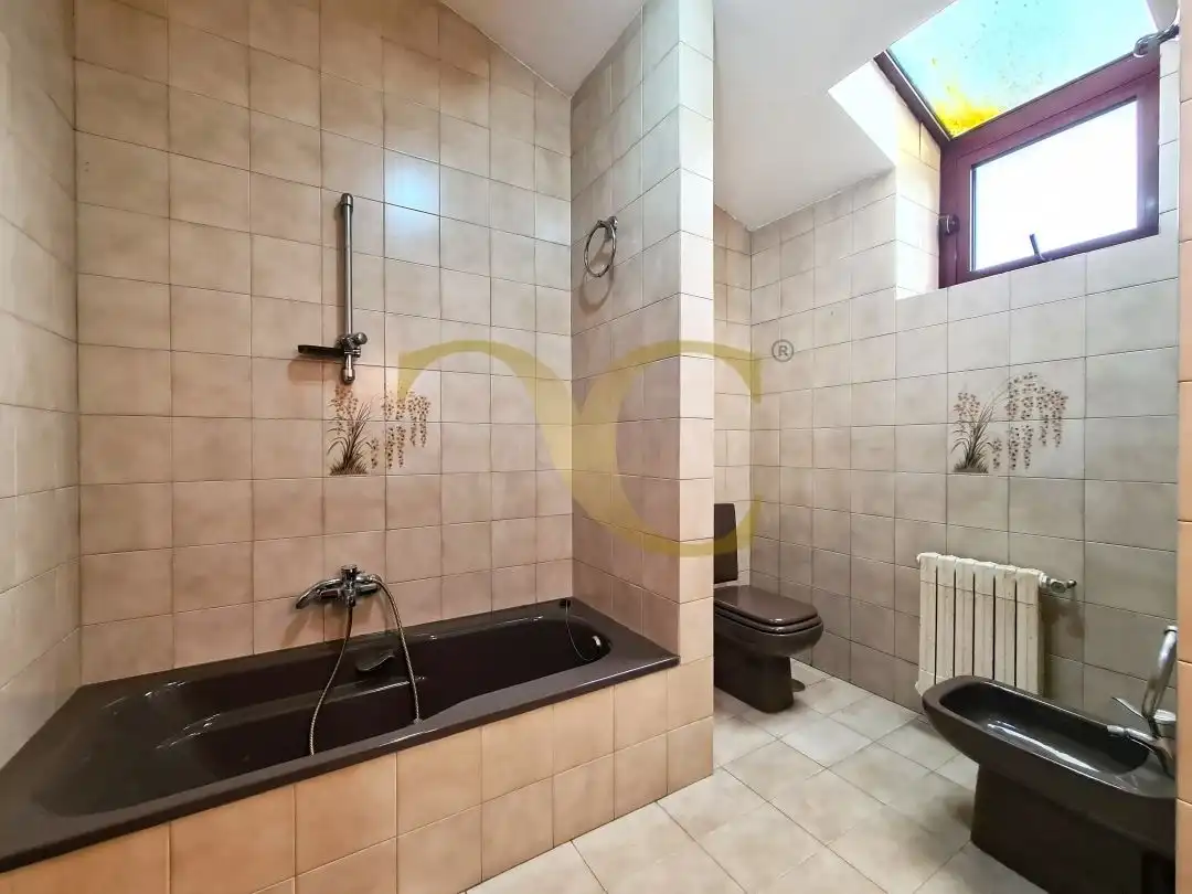 Bany de Casa o xalet en venda en Oviedo  amb Calefacció, Jardí privat i Terrassa