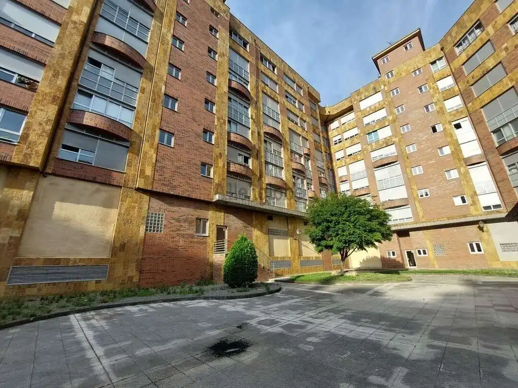 Vista exterior de Pis en venda en Oviedo  amb Calefacció