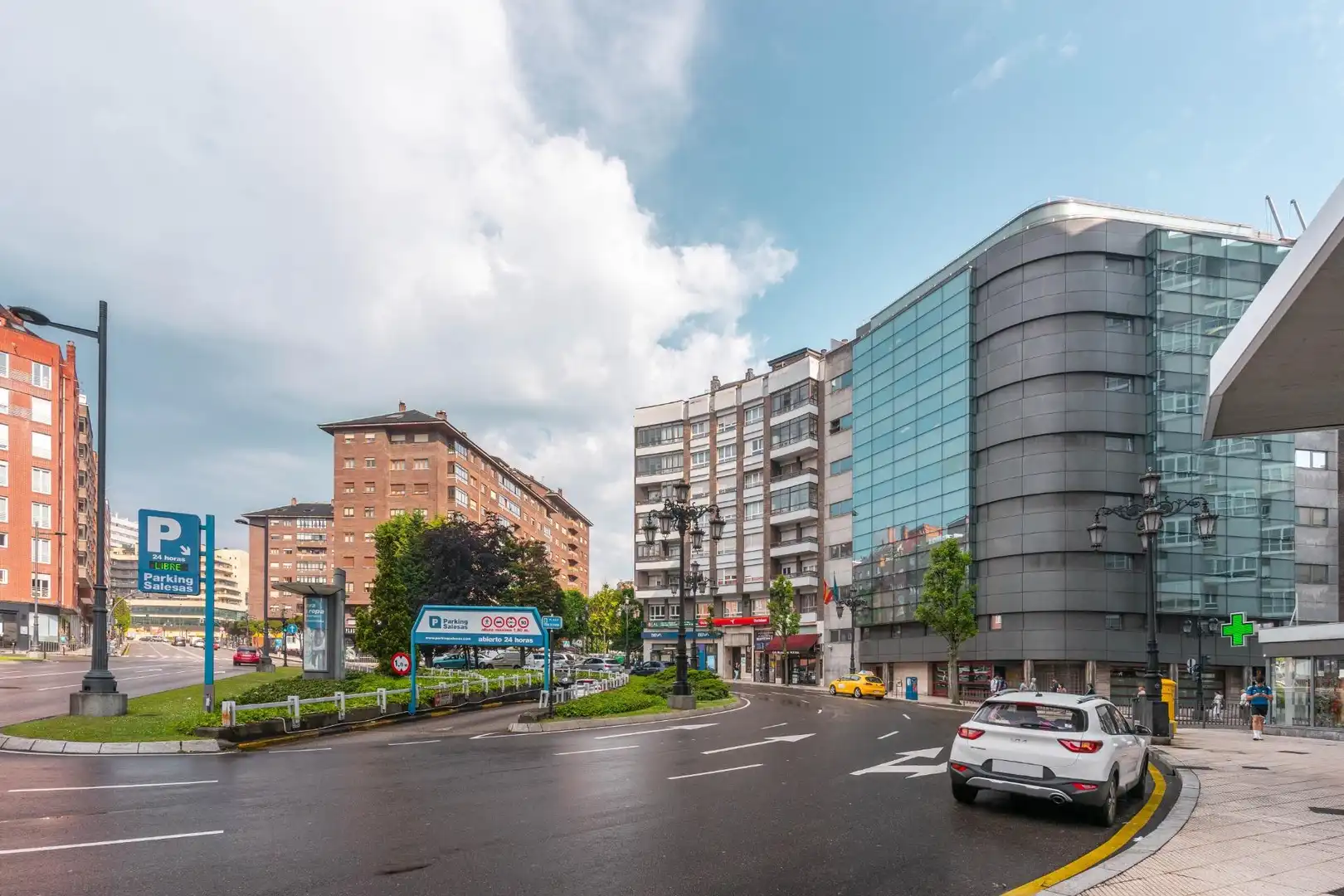 Vista exterior de Pis en venda en Oviedo  amb Parquet, Moblat i Jacuzzi