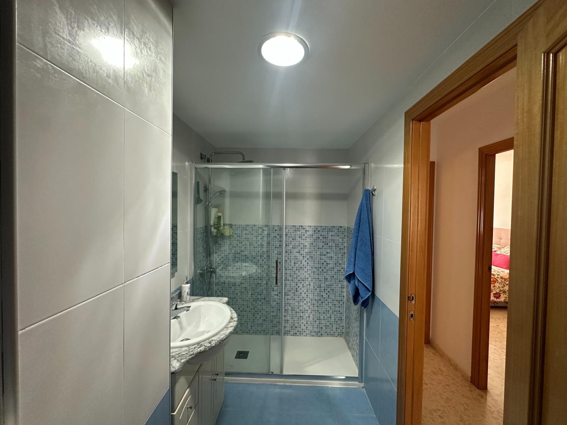 Baño de Piso en venta en Gandia con Aire acondicionado, Terraza y Piscina comunitaria