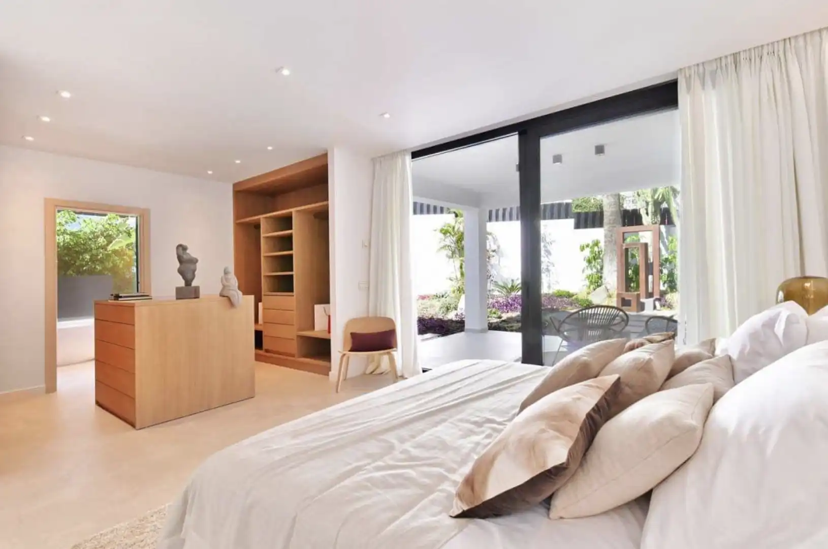 Dormitori de Casa o xalet de lloguer en Marbella amb Aire condicionat, Jardí privat i Piscina