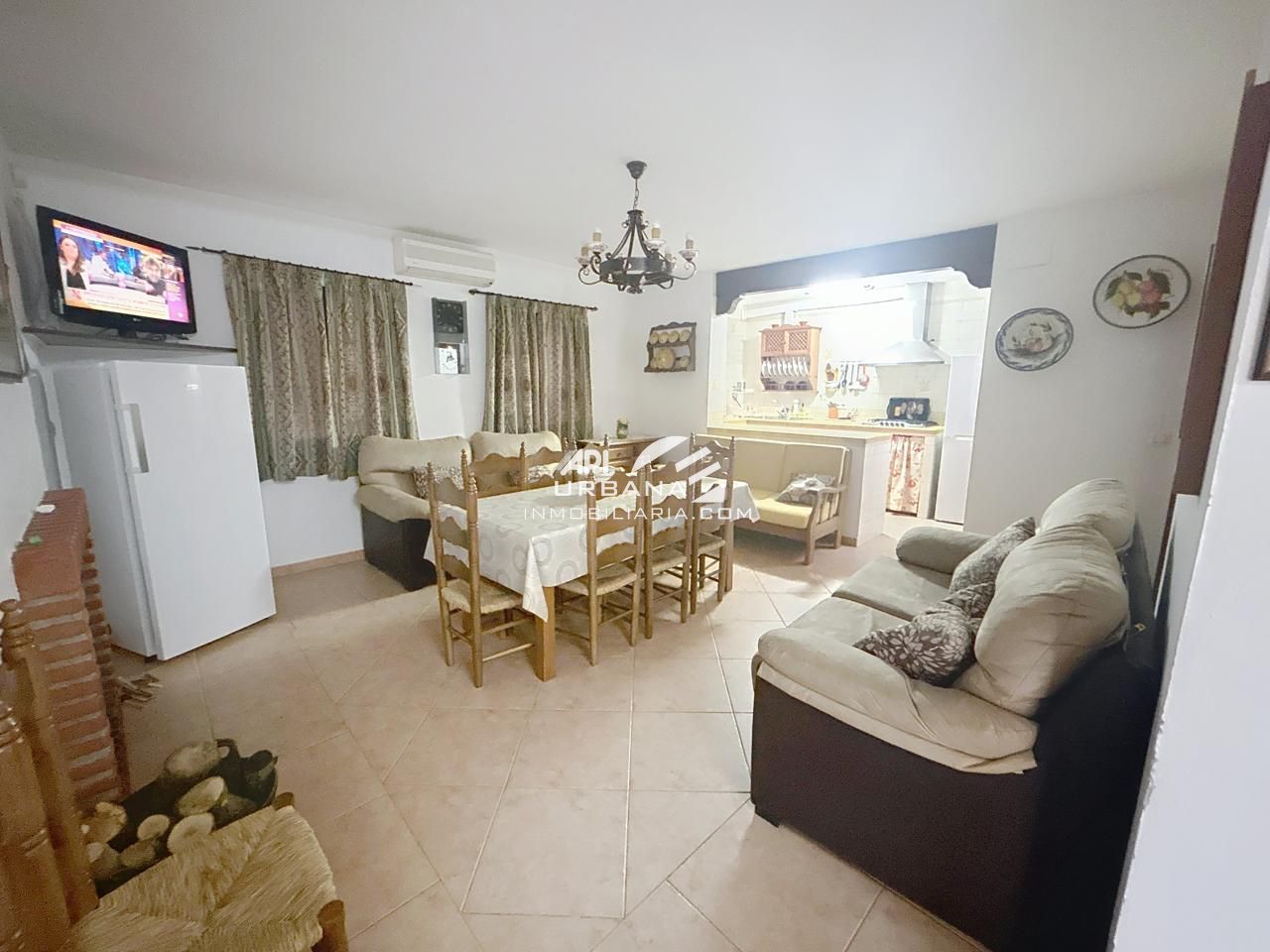 Sala d'estar de Casa o xalet en venda en Lucena amb Aire condicionat i Piscina