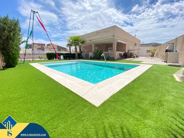 Chalet con jardín en venta en Zona Carrefour - Urbanizaciones