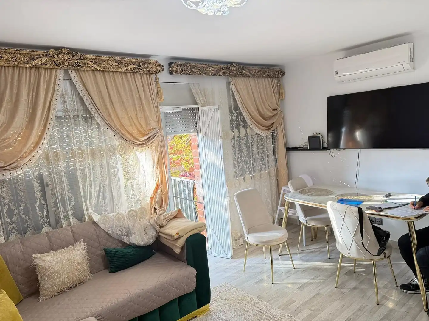 Sala de estar de Piso en venta en Terrassa con Aire acondicionado, Parquet y Amueblado