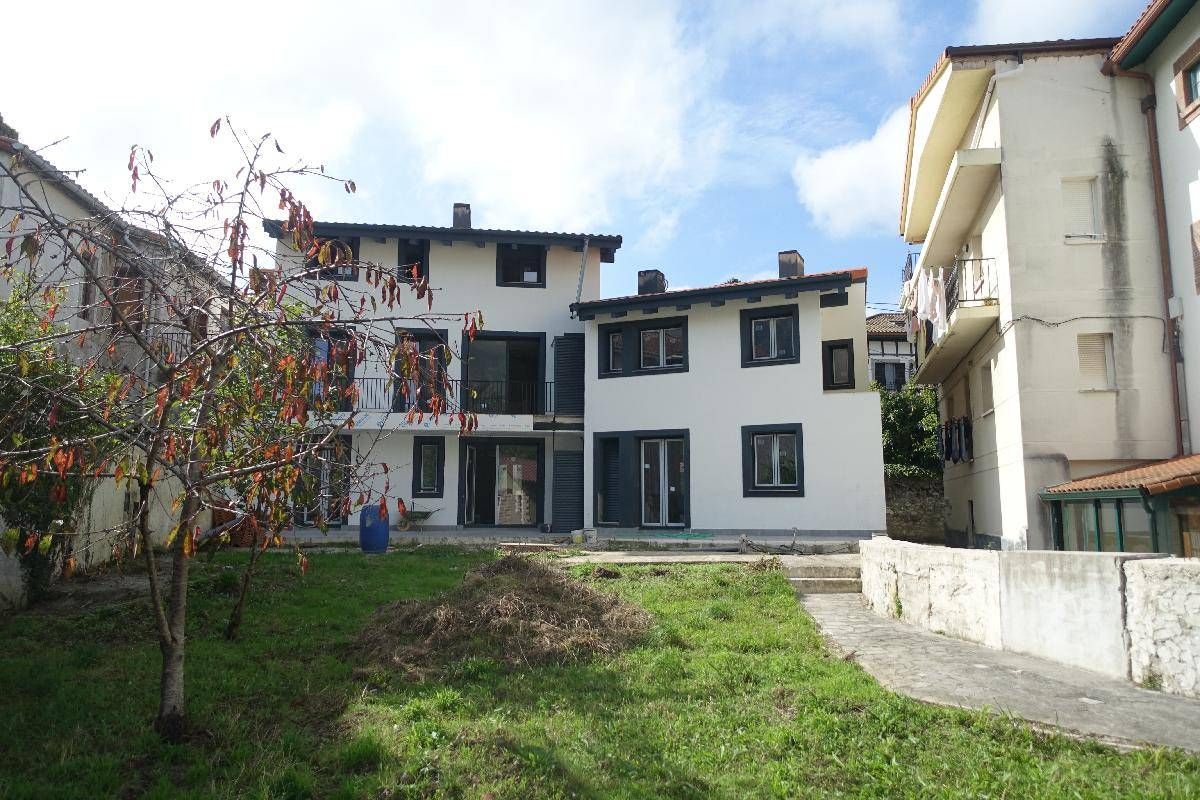 Vista exterior de Pis en venda en Castro-Urdiales amb Calefacció, Jardí privat i Balcó